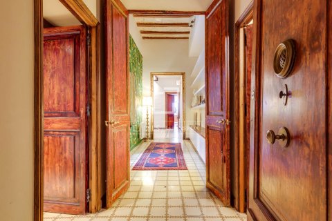 Huoneisto myytävänä Barcelona, Espanja, 7 makuuhuonetta, 389 m2 No. 192778 - kuva 13