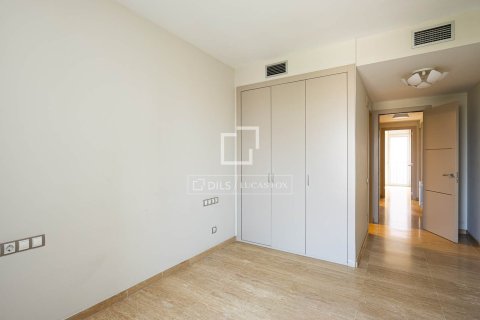 Takvåning till salu i Barcelona, Spanien 3 sovrum, 101 kvm. Nr. 192783 - foto 16