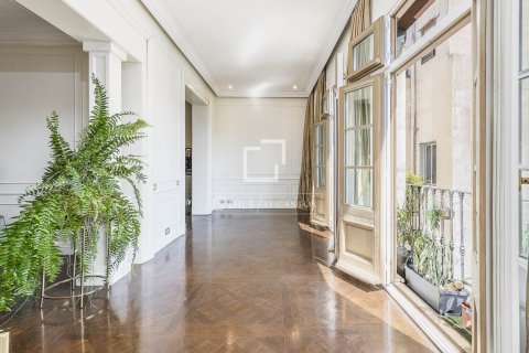 Huoneisto myytävänä Barcelona, Espanja, 4 makuuhuonetta, 190 m2 No. 192781 - kuva 11