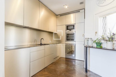 Huoneisto myytävänä Barcelona, Espanja, 4 makuuhuonetta, 190 m2 No. 192781 - kuva 13