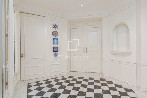 Huoneisto myytävänä Barcelona, Espanja, 4 makuuhuonetta, 190 m2 No. 192781 - kuva 17