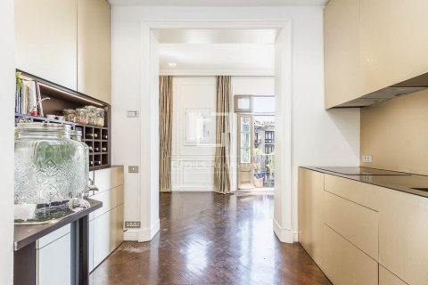 Huoneisto myytävänä Barcelona, Espanja, 4 makuuhuonetta, 190 m2 No. 192781 - kuva 12