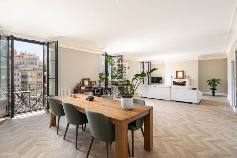 Apartamento en Barcelona, España 4 dormitorios, 250 m2 No. 192526