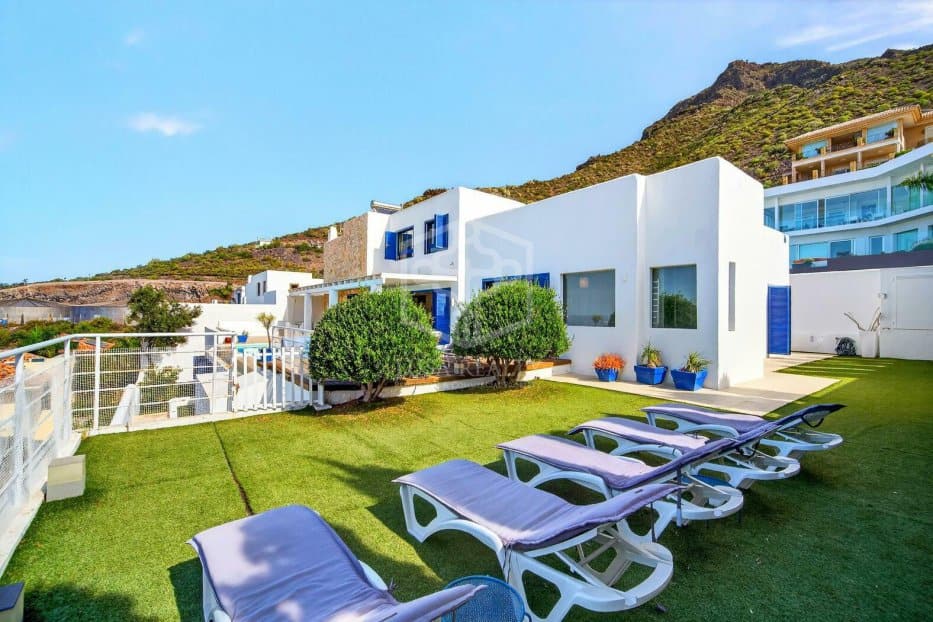Villa in Adeje, Tenerife, Spain 5 bedrooms, 475 sq.m. No. 155842