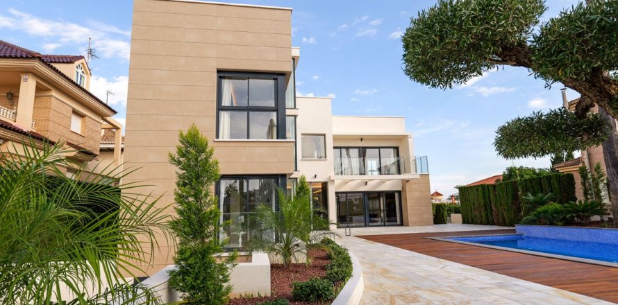 Villa in Torrevieja, Alicante, Spanien 3 Schlafzimmer, 430 m2 Nr. 166116