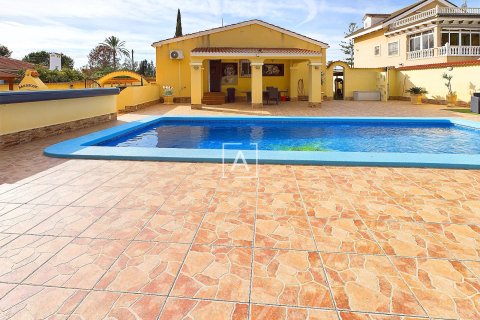 Вилла в Пинар де Камповерде, Аликанте, Испания 4 спальни, 167м2 №147127