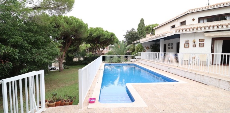 Villa a Dehesa De Campoamor, Alicante, Spagna 7 camere da letto, 285 mq. N° 145890