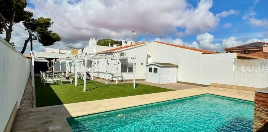 Villa Torrevieja, Alicante, Spain 2 bedrooms, No. 137749