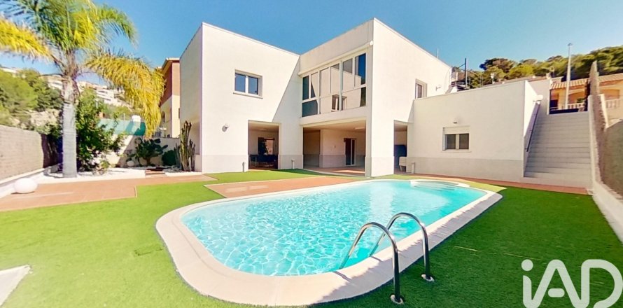 Talo Roda de Berà, Tarragona, Espanja 4 makuuhuonetta, 296 m2 No. 173405