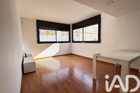 Huoneisto myytävänä Sabadell, Barcelona, Espanja, 2 makuuhuonetta, 75 m2 No. 152308 - kuva 3