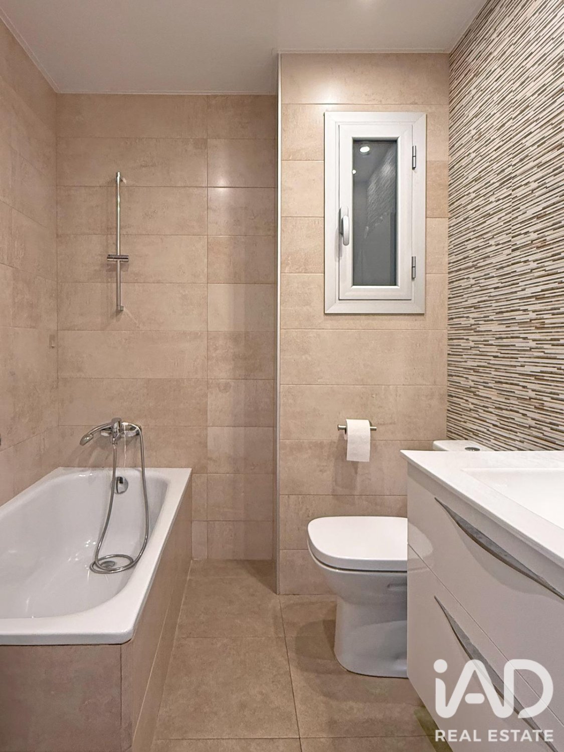 Apartament w Barcelona, Hiszpania 4 sypialnie, 104 mkw. nr 195046