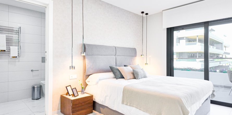 Apartment in Torrevieja, Alicante, Spain 2 bedrooms, 98 sq.m. No. 147420