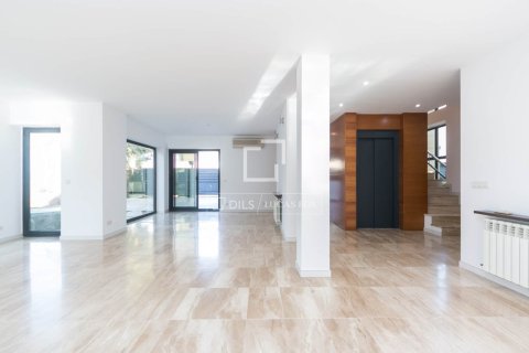 Villa for sale in Valldoreix, Barcelona, Spain 4 bedrooms, 587 sq.m. No. 150538 - photo 11