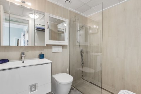 Huoneisto myytävänä Torrevieja, Alicante, Espanja, 2 makuuhuonetta, 64 m2 No. 141458 - kuva 17