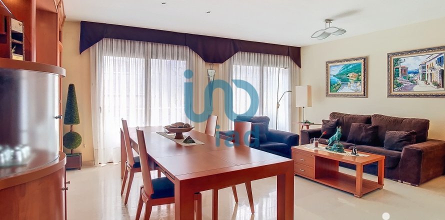 Tvåvåningslägenhet i Malgrat de Mar, Barcelona, Spanien 3 sovrum, 141 kvm. Nr. 154010