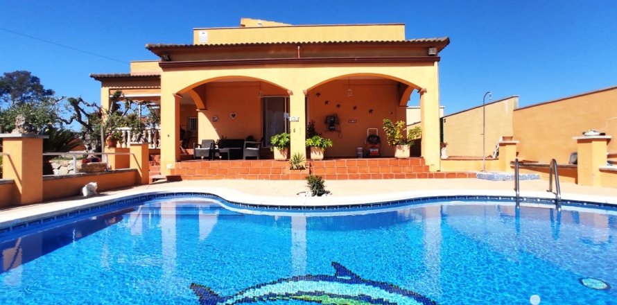 Дом в Ла-Бисбаль-дель-Пенедес, Таррагона, Испания 5 спален, 213м2 №154014