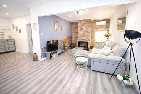 Villa à vendre à Elche, Alicante, Espagne, 4 chambres, 326 m2 No. 180746 - photo 3