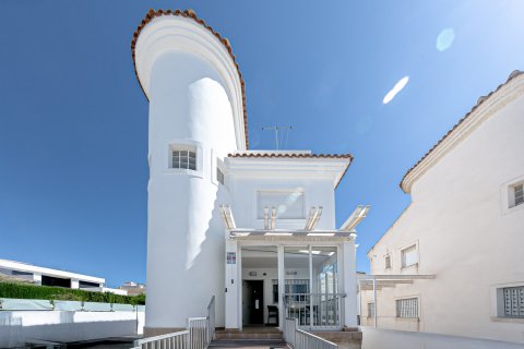 Villa à vendre à La Marina, Alicante, Espagne, 4 chambres, 143 m2 No. 188972 - photo 2