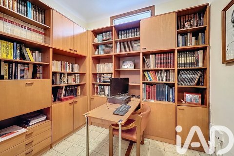 Townhouse for sale in El Masnou, Barcelona, Spain 7 bedrooms, 224 sq.m. No. 172920 - photo 16