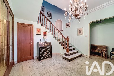 Townhouse for sale in El Masnou, Barcelona, Spain 7 bedrooms, 224 sq.m. No. 172920 - photo 12
