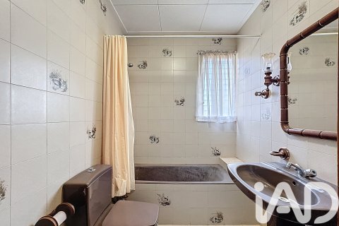Townhouse for sale in El Masnou, Barcelona, Spain 7 bedrooms, 224 sq.m. No. 172920 - photo 18