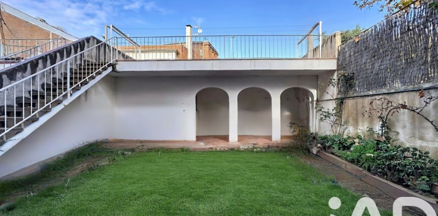 Townhouse in El Masnou, Barcelona, Spain 7 bedrooms, 224 sq.m. No. 172920