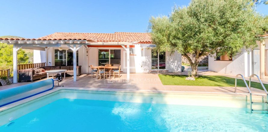 Villa in Sitges, Barcelona, Spain 4 bedrooms, 181 sq.m. No. 150299