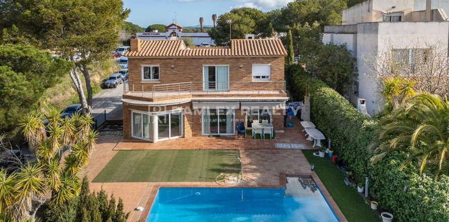 Dom w Palamos, Girona, Hiszpania 6 sypialni, 405 mkw. nr 177021