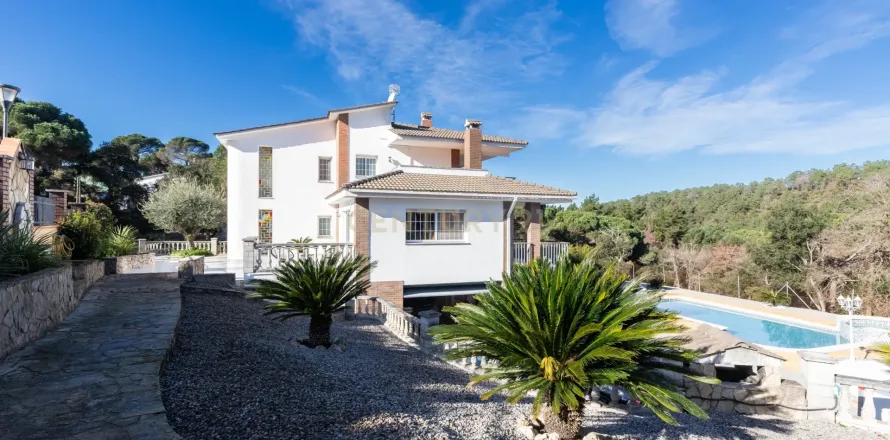 House à Tordera, Barcelona, Espagne 5 chambres, 327 m2 No. 166962