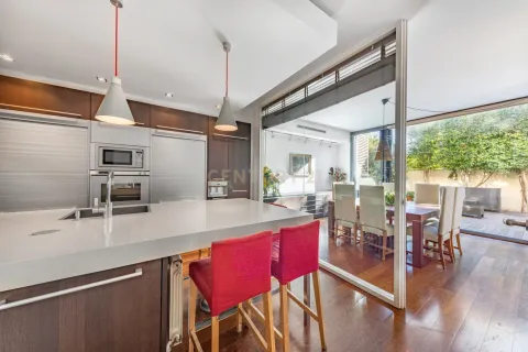 House for sale in Barcelona, Spain 4 bedrooms, 302 sq.m. No. 166963 - photo 9