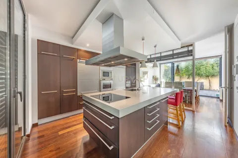 House for sale in Barcelona, Spain 4 bedrooms, 302 sq.m. No. 166963 - photo 12