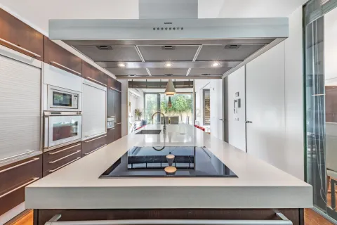House for sale in Barcelona, Spain 4 bedrooms, 302 sq.m. No. 166963 - photo 13