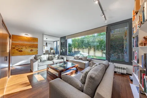 House for sale in Barcelona, Spain 4 bedrooms, 302 sq.m. No. 166963 - photo 2