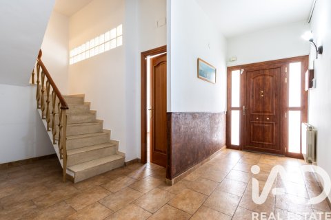 House for sale in El Masnou, Barcelona, Spain 5 bedrooms, 188 sq.m. No. 172654 - photo 2