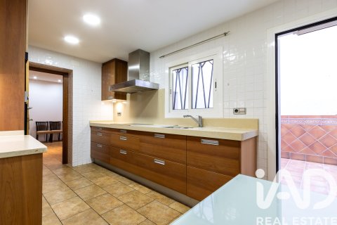 House for sale in El Masnou, Barcelona, Spain 5 bedrooms, 188 sq.m. No. 172654 - photo 10