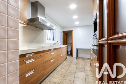 House for sale in El Masnou, Barcelona, Spain 5 bedrooms, 188 sq.m. No. 172654 - photo 9