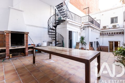 House for sale in El Masnou, Barcelona, Spain 5 bedrooms, 188 sq.m. No. 172654 - photo 19