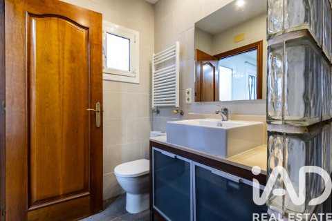 House for sale in El Masnou, Barcelona, Spain 5 bedrooms, 188 sq.m. No. 172654 - photo 12
