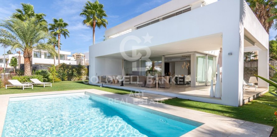 Villa i Marbella, Malaga, Spanien 3 sovrum, 405 kvm. Nr. 156840