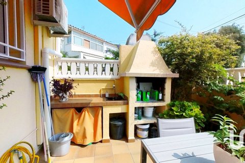 Kaupunkipientalo myytävänä El Vendrell, Tarragona, Espanja, 4 makuuhuonetta, 184 m2 No. 153409 - kuva 5