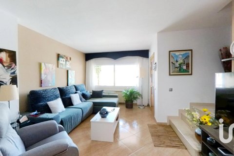 Kaupunkipientalo myytävänä El Vendrell, Tarragona, Espanja, 4 makuuhuonetta, 184 m2 No. 153409 - kuva 12