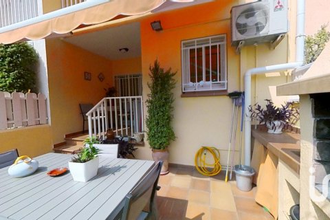 Kaupunkipientalo myytävänä El Vendrell, Tarragona, Espanja, 4 makuuhuonetta, 184 m2 No. 153409 - kuva 6