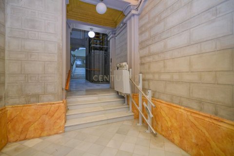 Apartment for sale in Barcelona, Spain 3 bedrooms, 150 sq.m. No. 167018 - photo 29