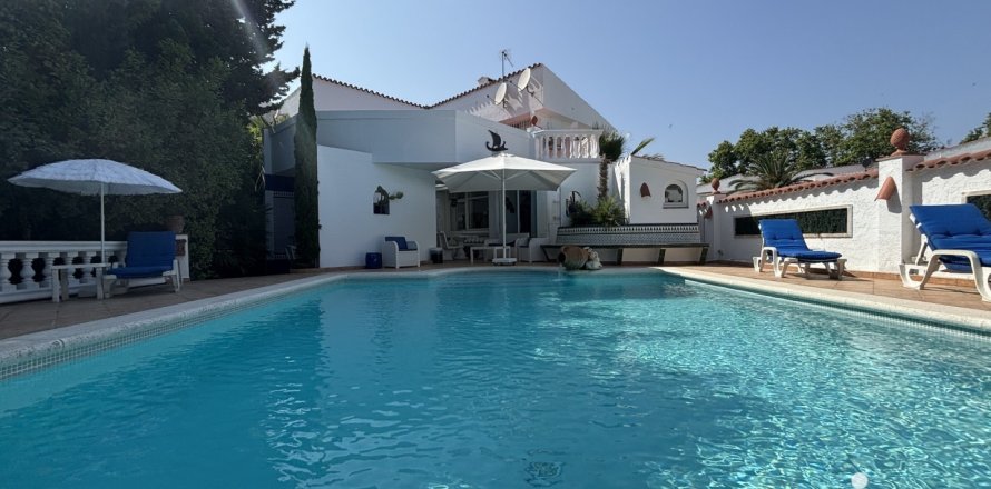 Māja Empuriabrava, Girona, Spānijā 4 istabas, 220 m2 Nr. 153872