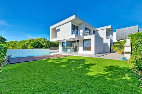 Villa en venta en Vilanova i la Geltrú, Barcelona, España 5 dormitorios, 217 m2 No. 192582 - foto 2