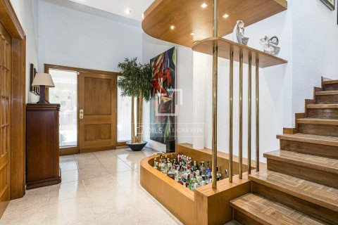 Villa en venta en Bellaterra, Barcelona, España 4 dormitorios, 442 m2 No. 192584 - foto 7