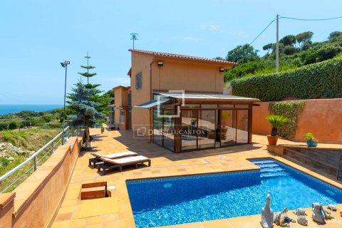 Villa till salu i Teia, Barcelona, Spanien 3 sovrum, 324 kvm. Nr. 192797 - foto 2