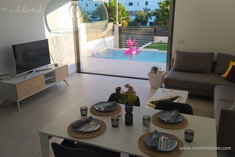 Villa for sale in Villamartin, Alicante, Spain 3 bedrooms, 185 sq.m. No. 167846 - photo 2