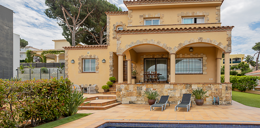 Villa a Lloret de Mar, Girona, Spagna 4 camere da letto, 332 mq. N° 195658