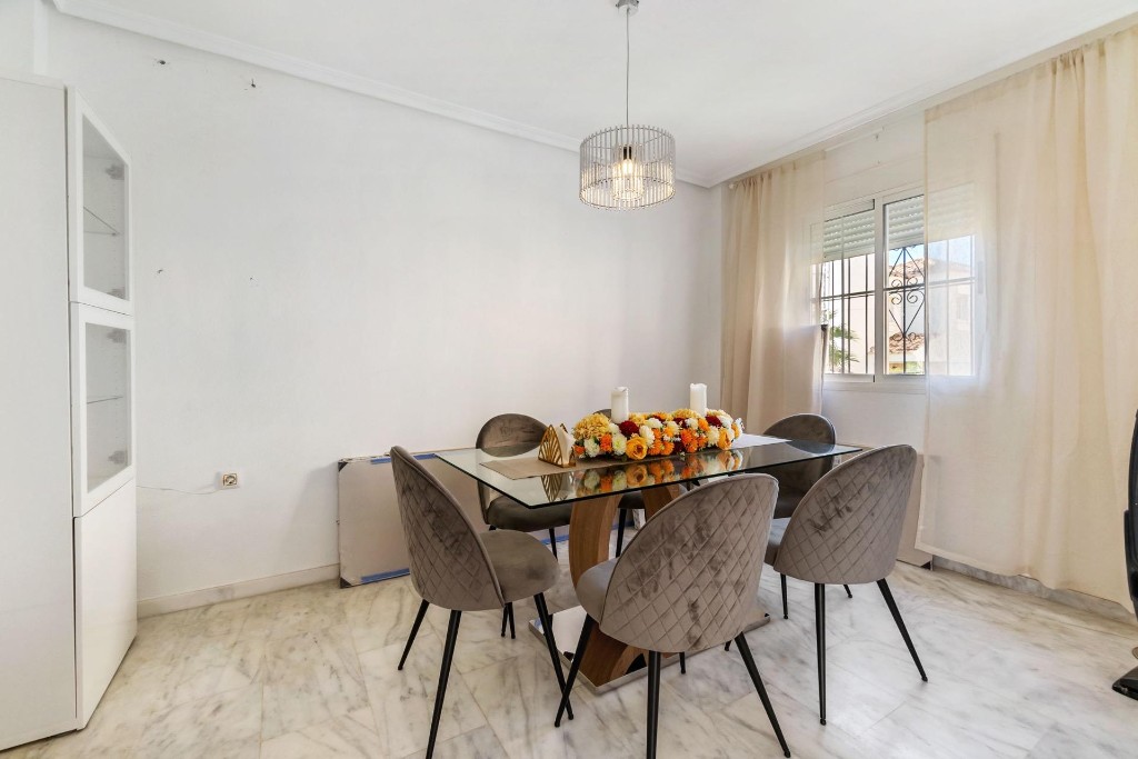 Huvila Villamartin, Alicante, Espanja 3 makuuhuonetta, 213 m2 No. 145314